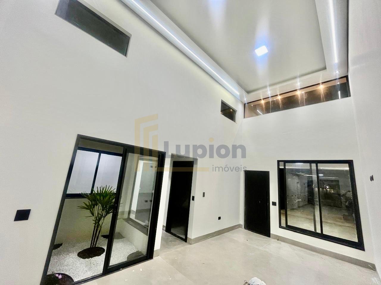 Casa de Alto Padrão com Piscina, 3 Suítes e Área Gourmet  Jard...