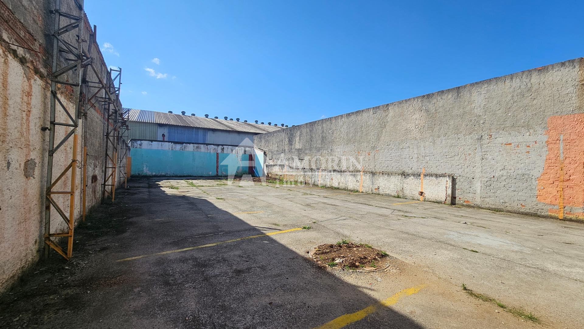 Terreno com predio  Comercial em Ponto Estratégico  Ideal para...