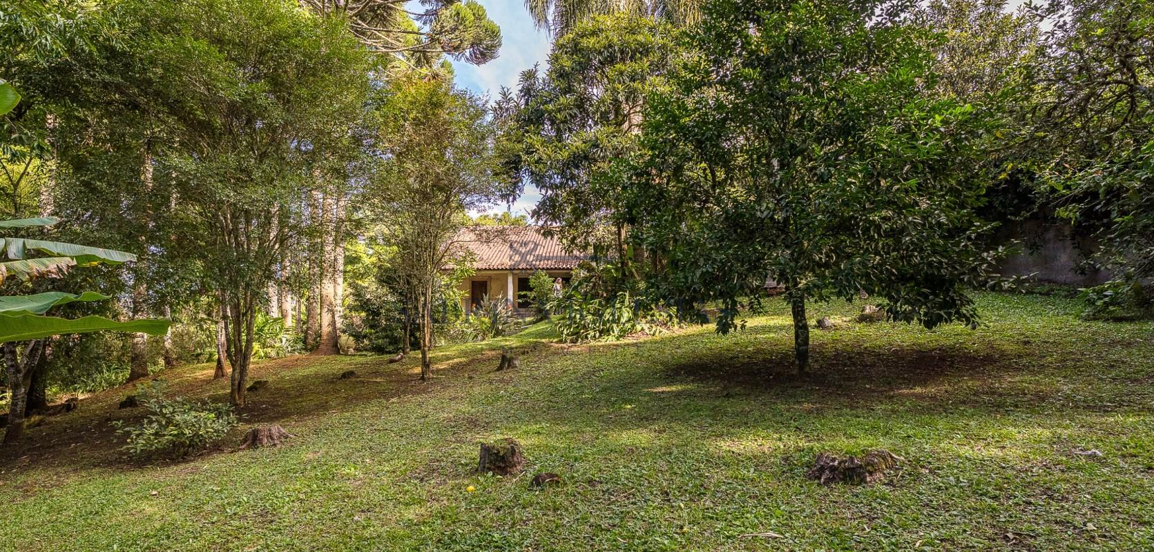 Chácara Charmosa em Pinhais com Casa Principal, Ático e Edícul...