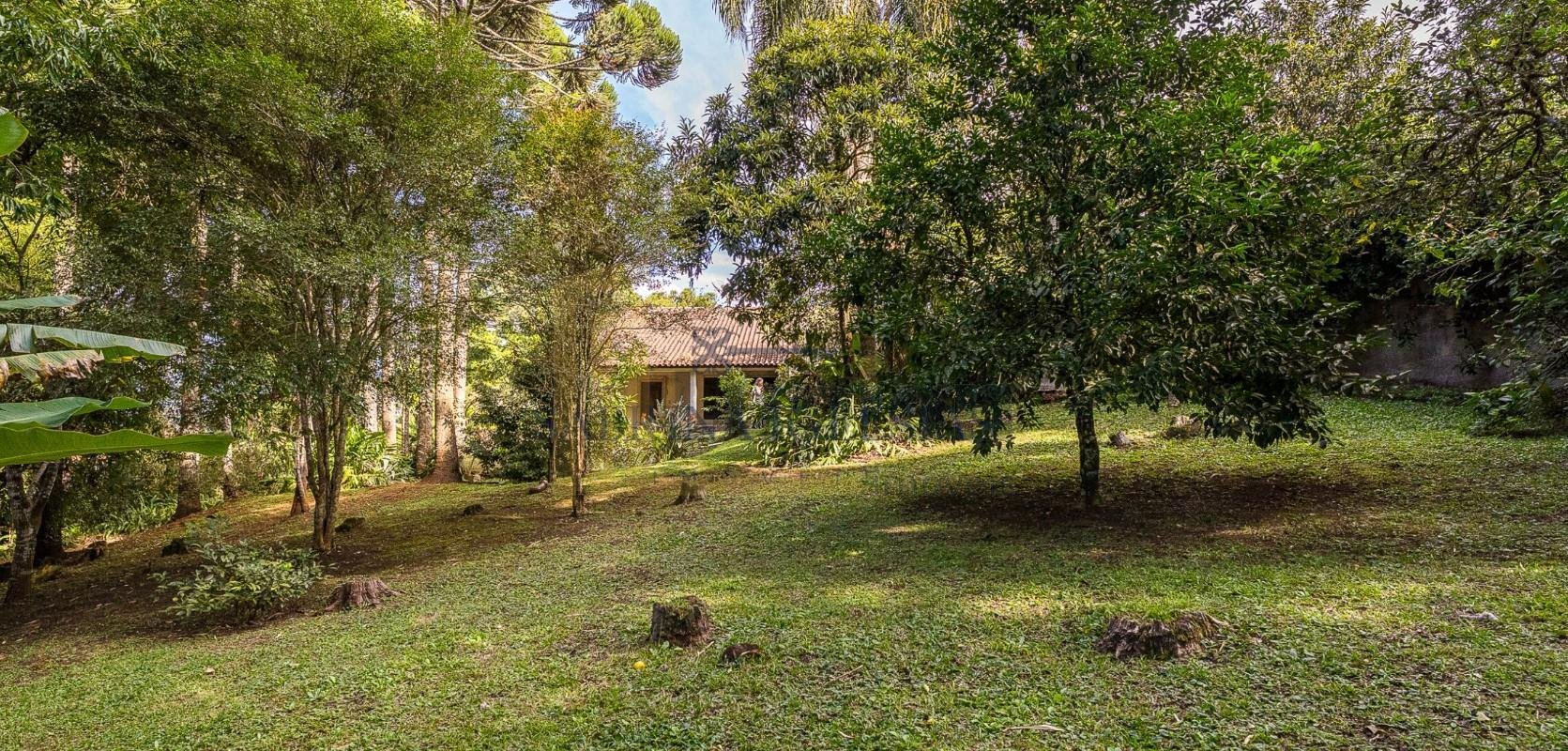 Chácara Charmosa em Pinhais com Casa Principal, Ático e Edícul...