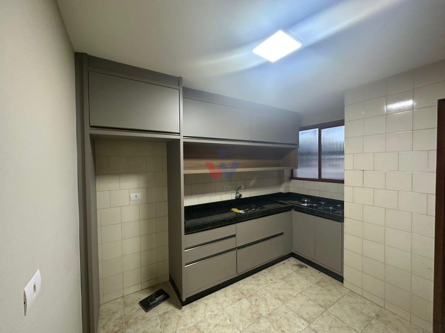 Apartamento Amplo e Mobiliado com 3 Quartos e Sacada  Próximo ...