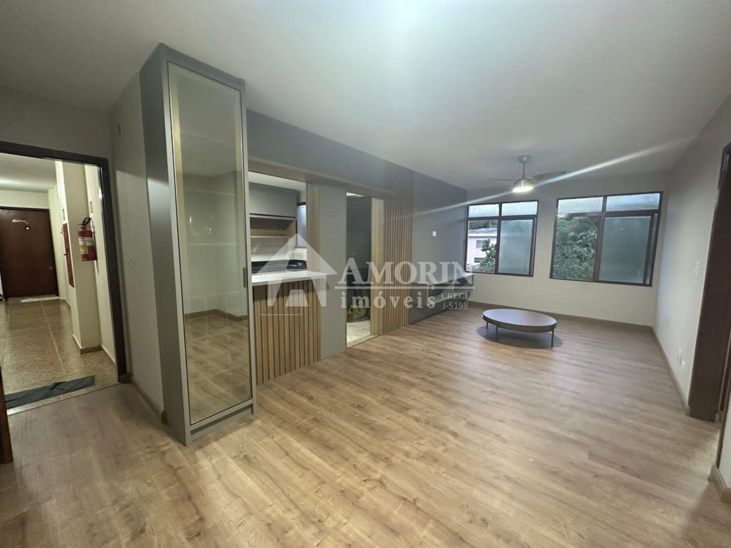 Apartamento Amplo e Mobiliado com 3 Quartos e Sacada  Próximo ...