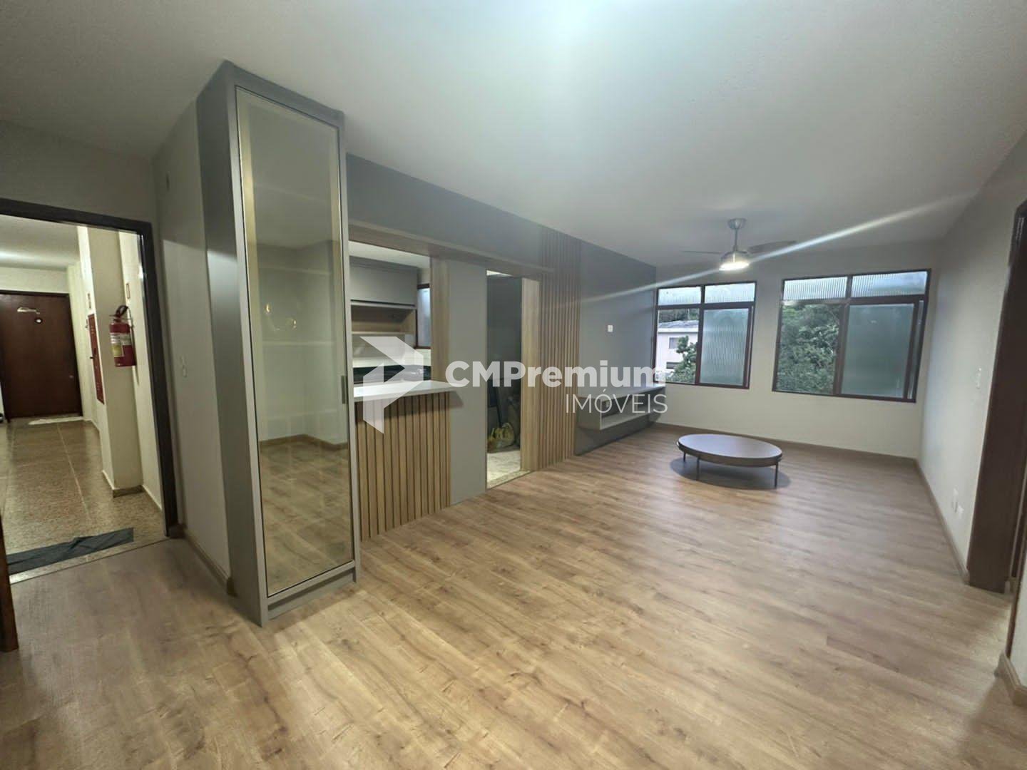 Apartamento Amplo e Mobiliado com 3 Quartos e Sacada  Próximo ...