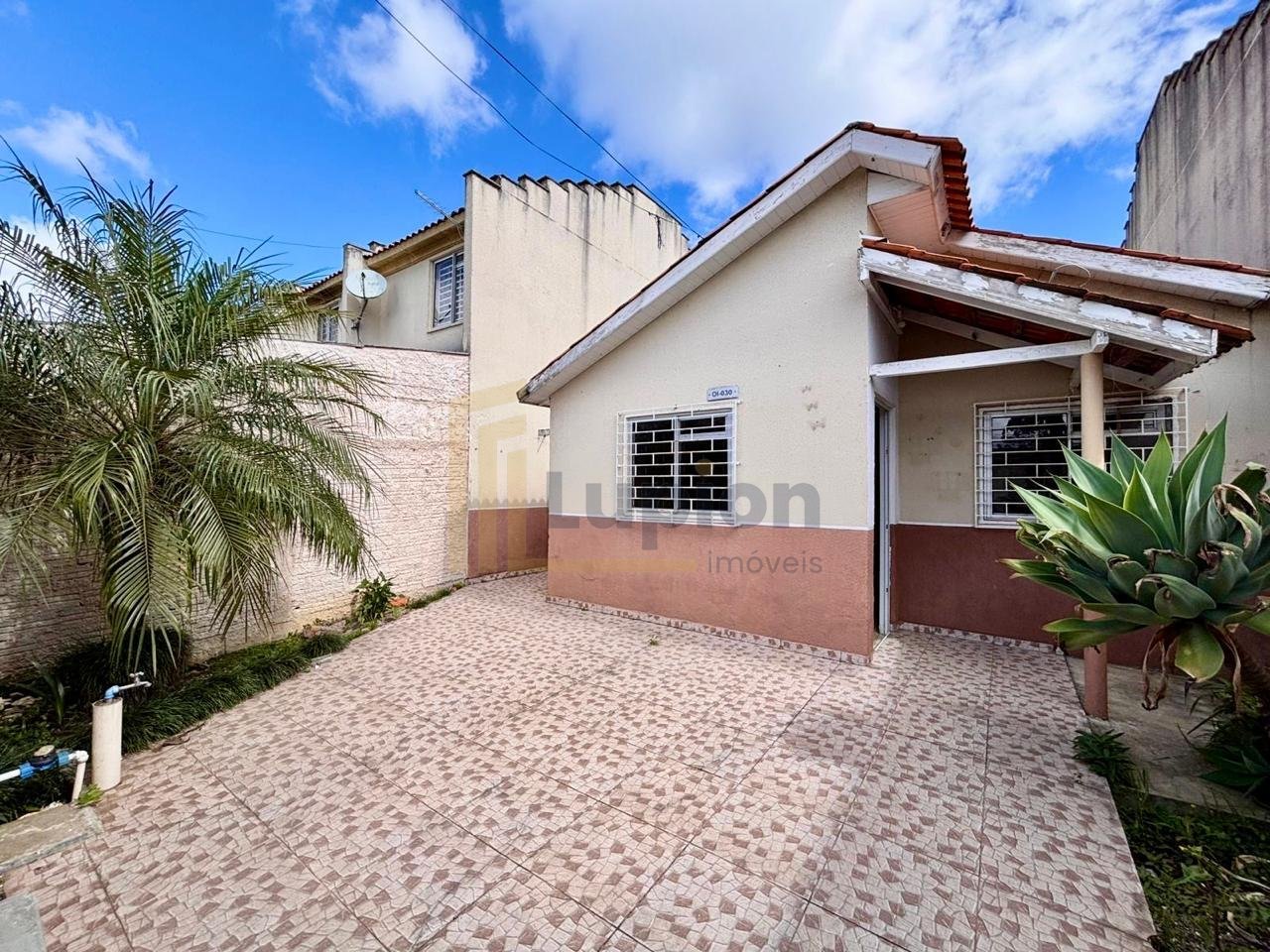 Casa à Venda no Ganchinho  2 Quartos, Varanda e Churrasqueira