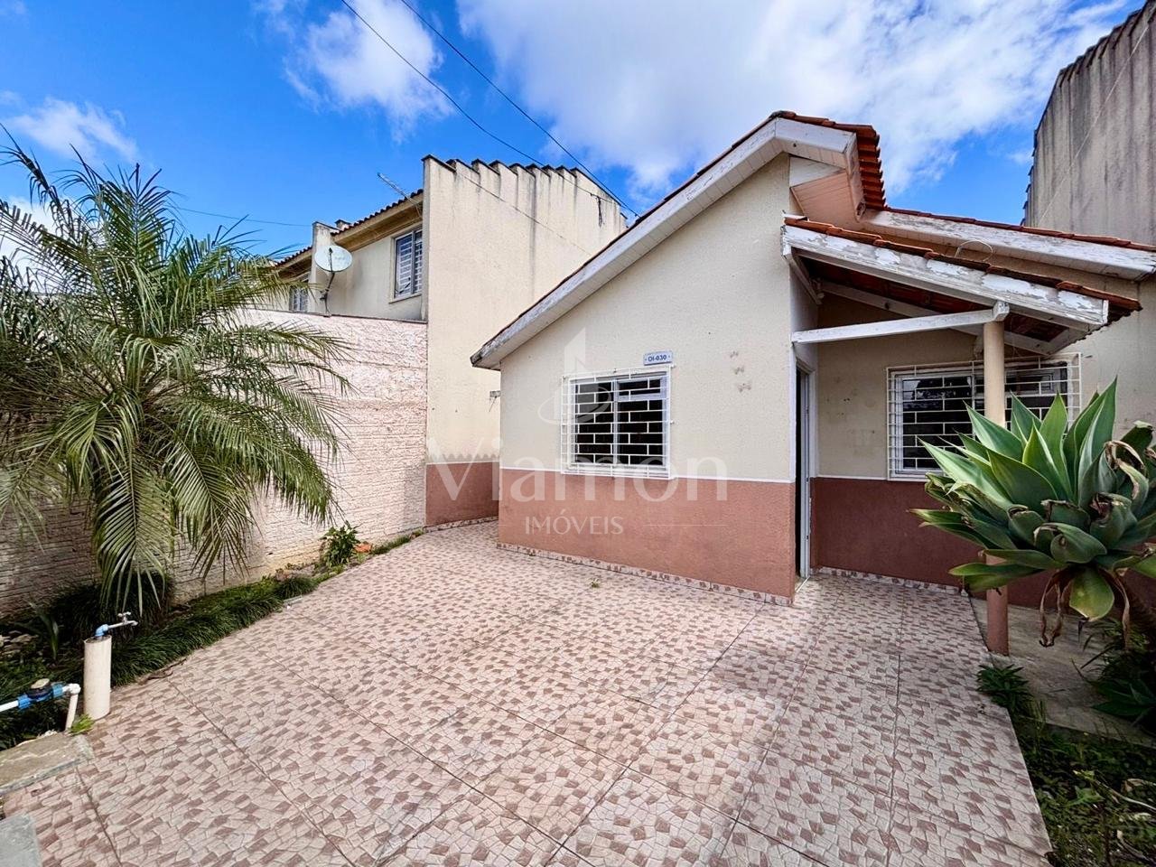 Casa à Venda no Ganchinho  2 Quartos, Varanda e Churrasqueira