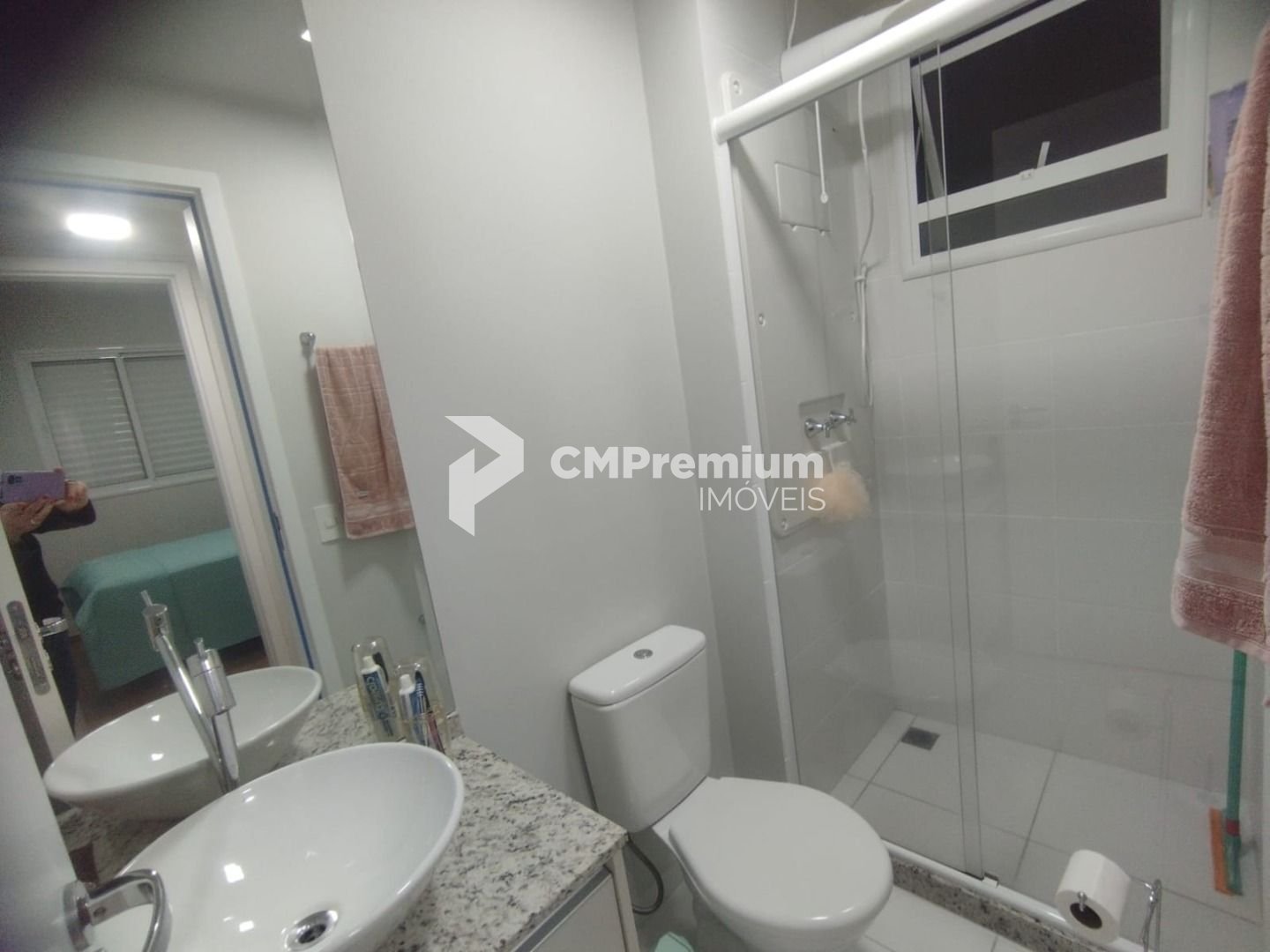 Apartamento com 2 dormitórios à venda, impecável por  R  395.0...