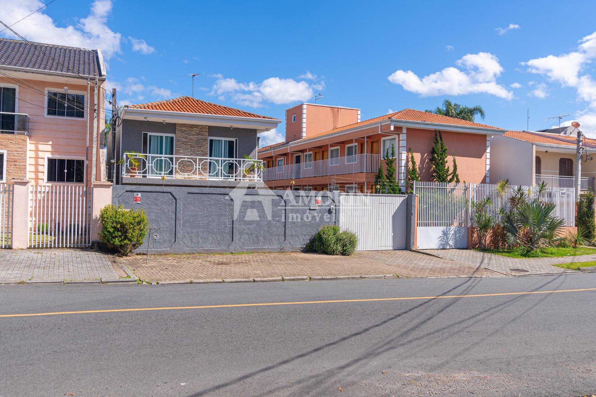 Sobrado com 4 Quartos e Terreno Amplo no Cajuru  Espaço e Conf...