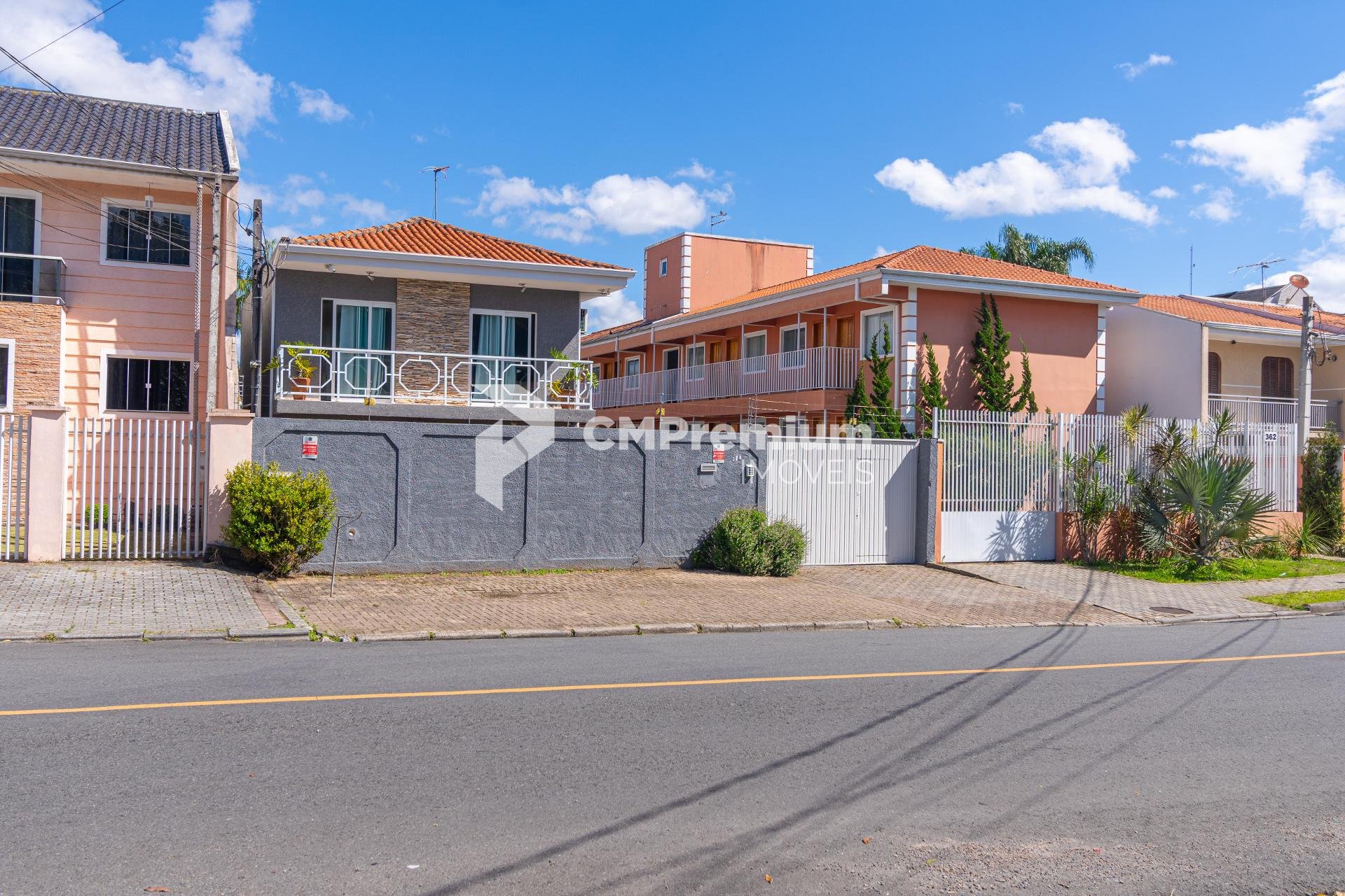 Sobrado com 4 Quartos e Terreno Amplo no Cajuru  Espaço e Conf...