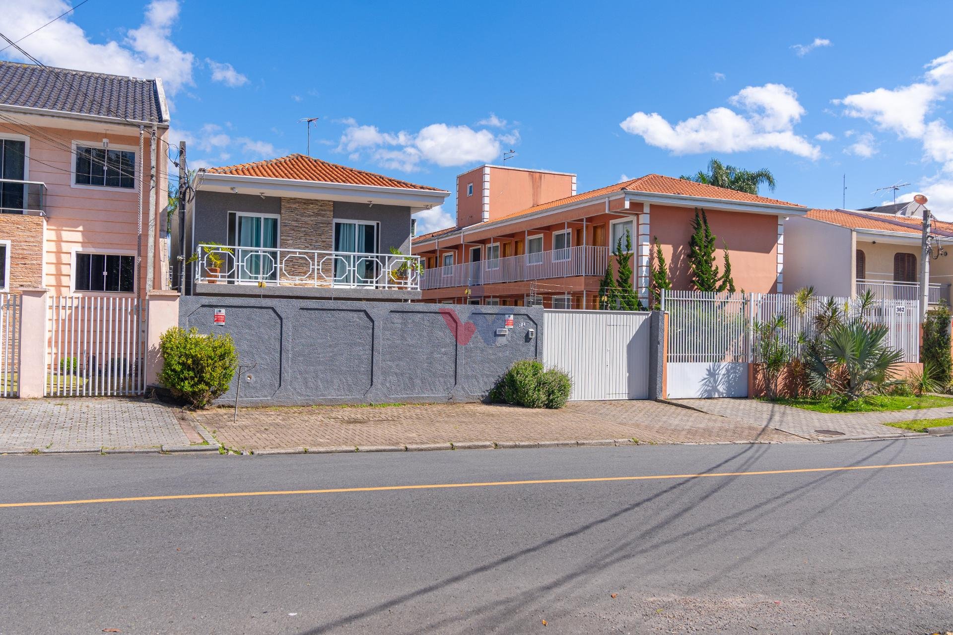 Sobrado com 4 Quartos e Terreno Amplo no Cajuru  Espaço e Conf...