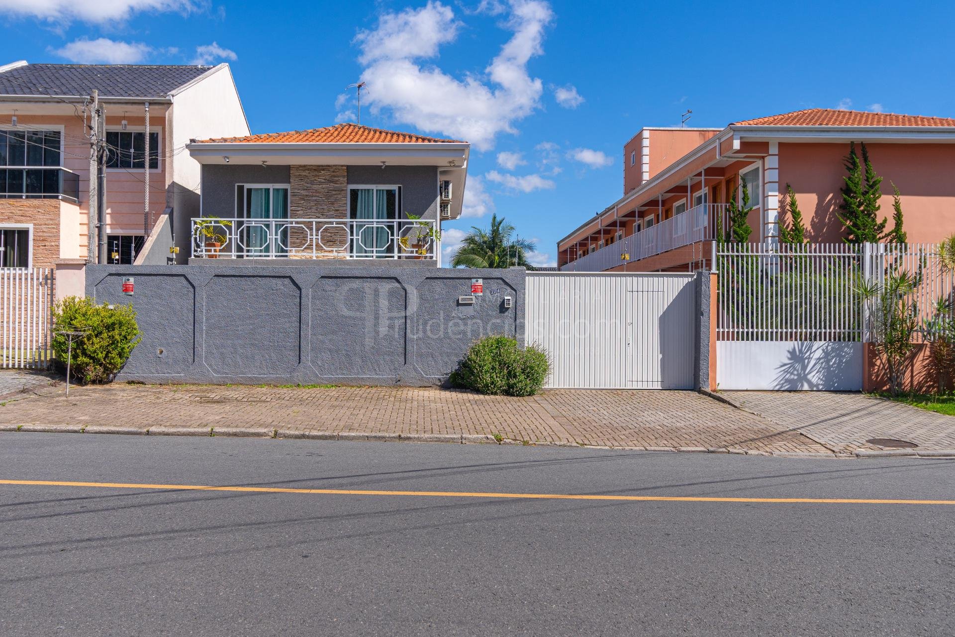 Sobrado com 4 Quartos e Terreno Amplo no Cajuru  Espaço e Conf...