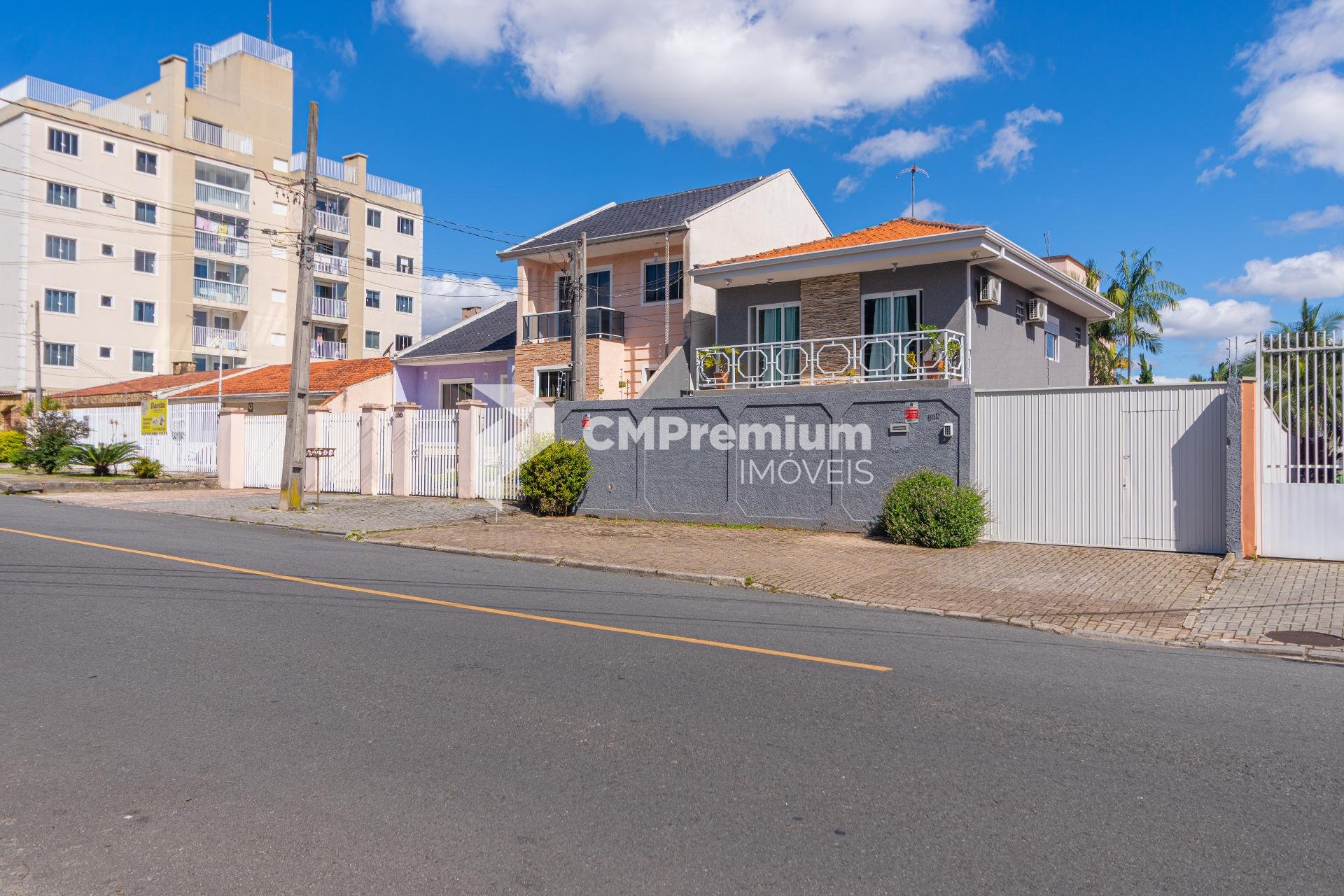 Sobrado com 4 Quartos e Terreno Amplo no Cajuru  Espaço e Conf...