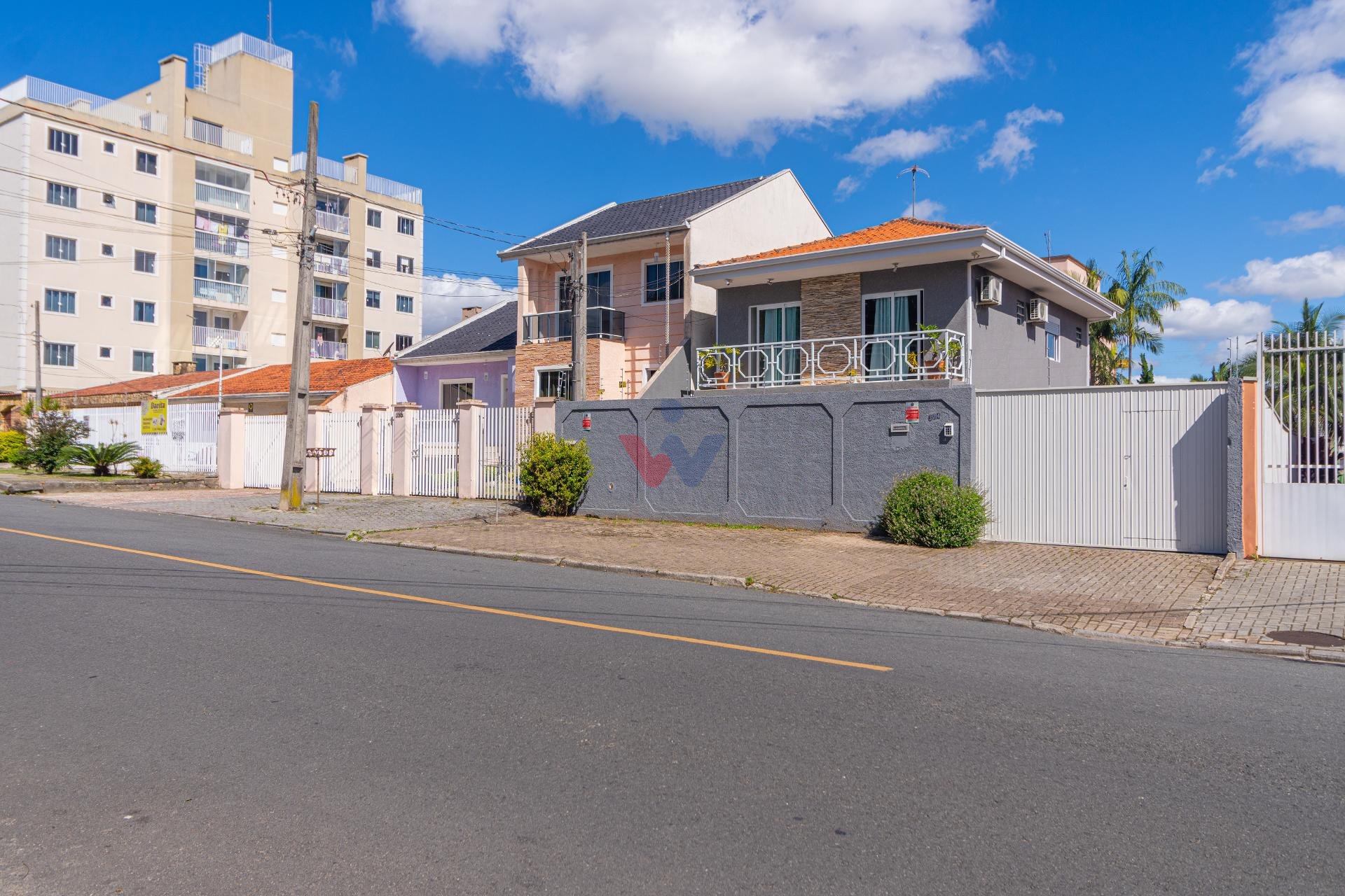 Sobrado com 4 Quartos e Terreno Amplo no Cajuru  Espaço e Conf...