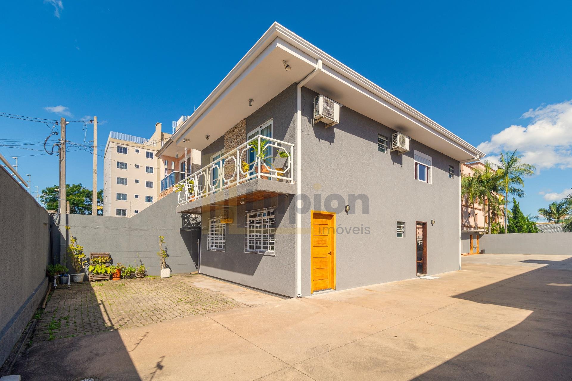 Sobrado com 4 Quartos e Terreno Amplo no Cajuru  Espaço e Conf...