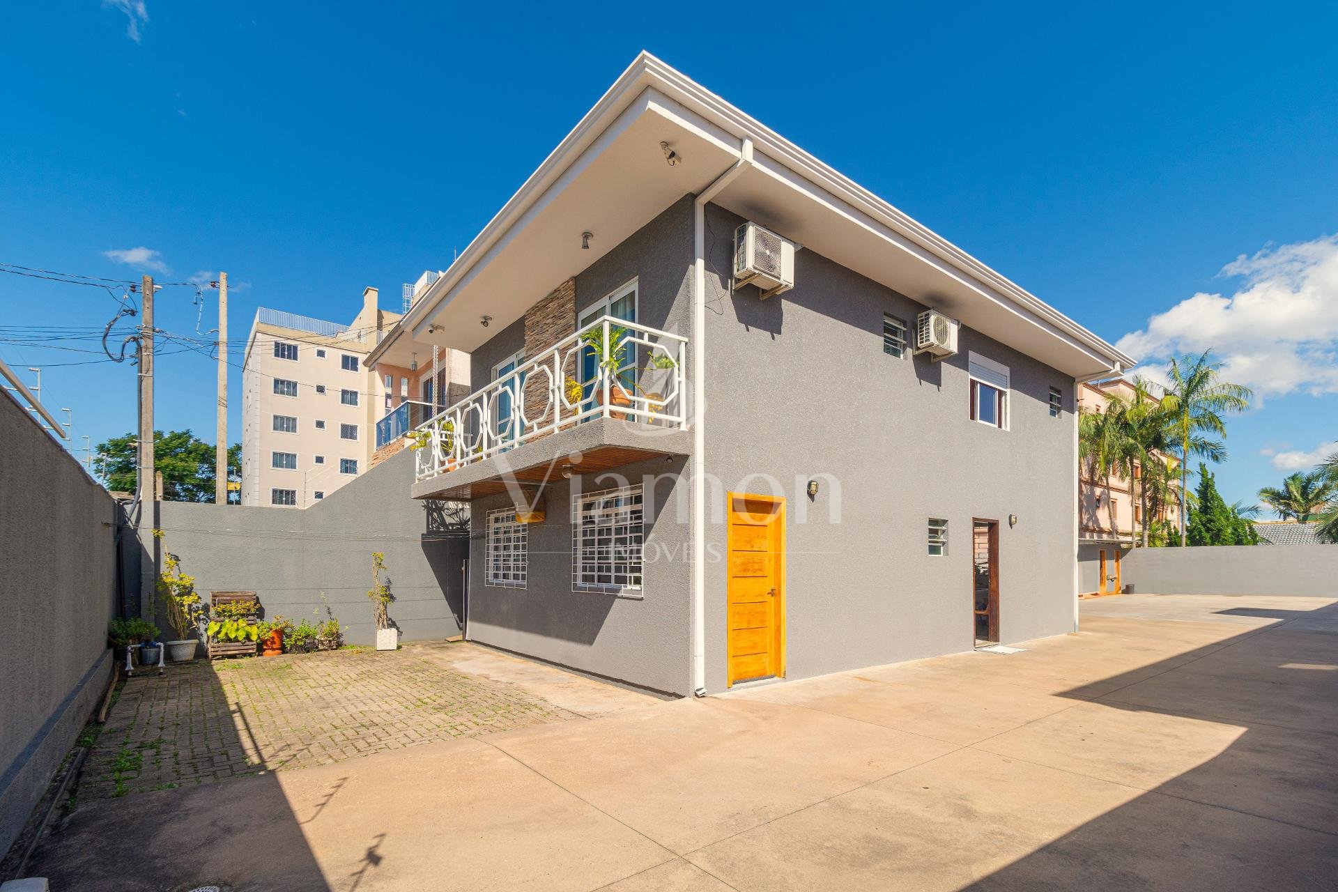 Sobrado com 4 Quartos e Terreno Amplo no Cajuru  Espaço e Conf...