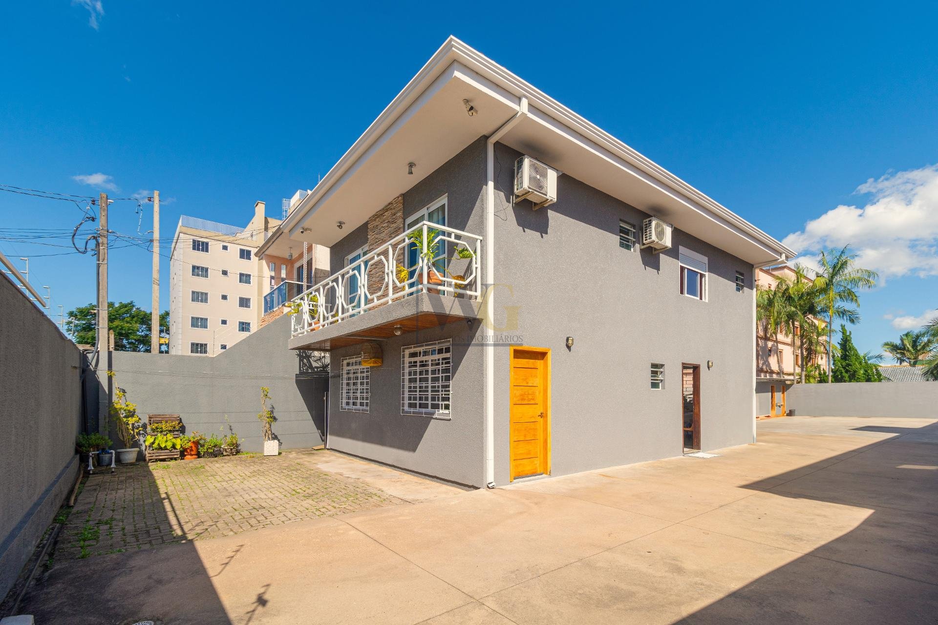 Sobrado com 4 Quartos e Terreno Amplo no Cajuru  Espaço e Conf...