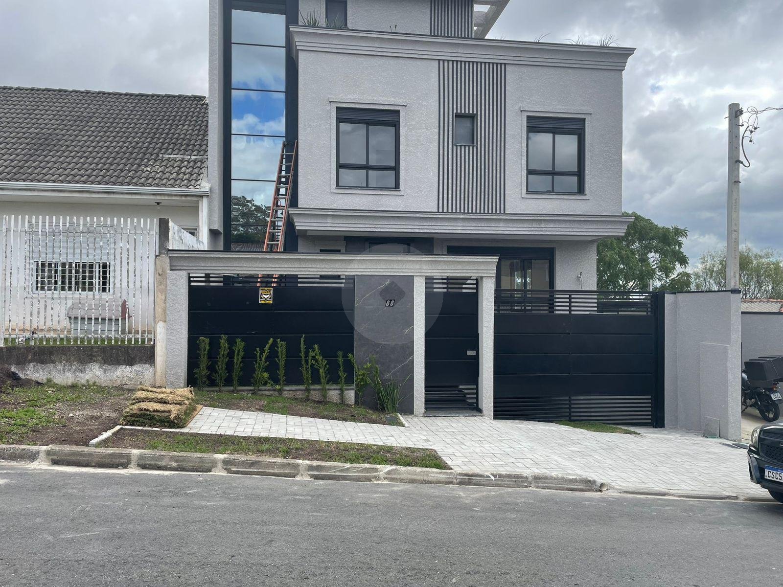 Sobrado de Alto Padrão no Uberaba  3 Suítes, Terraço Gourmet e Garagem Subterrânea