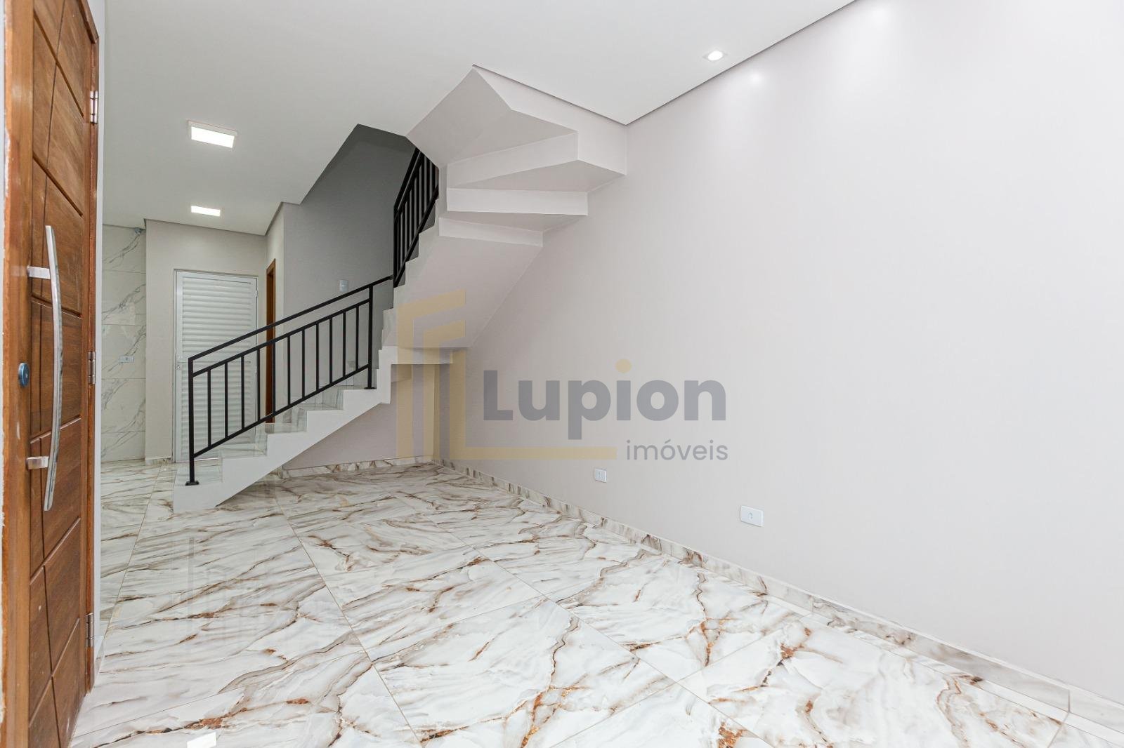 Sobrado Moderno com 2 Suítes, Sala Integrada e Terreno Exclusi...