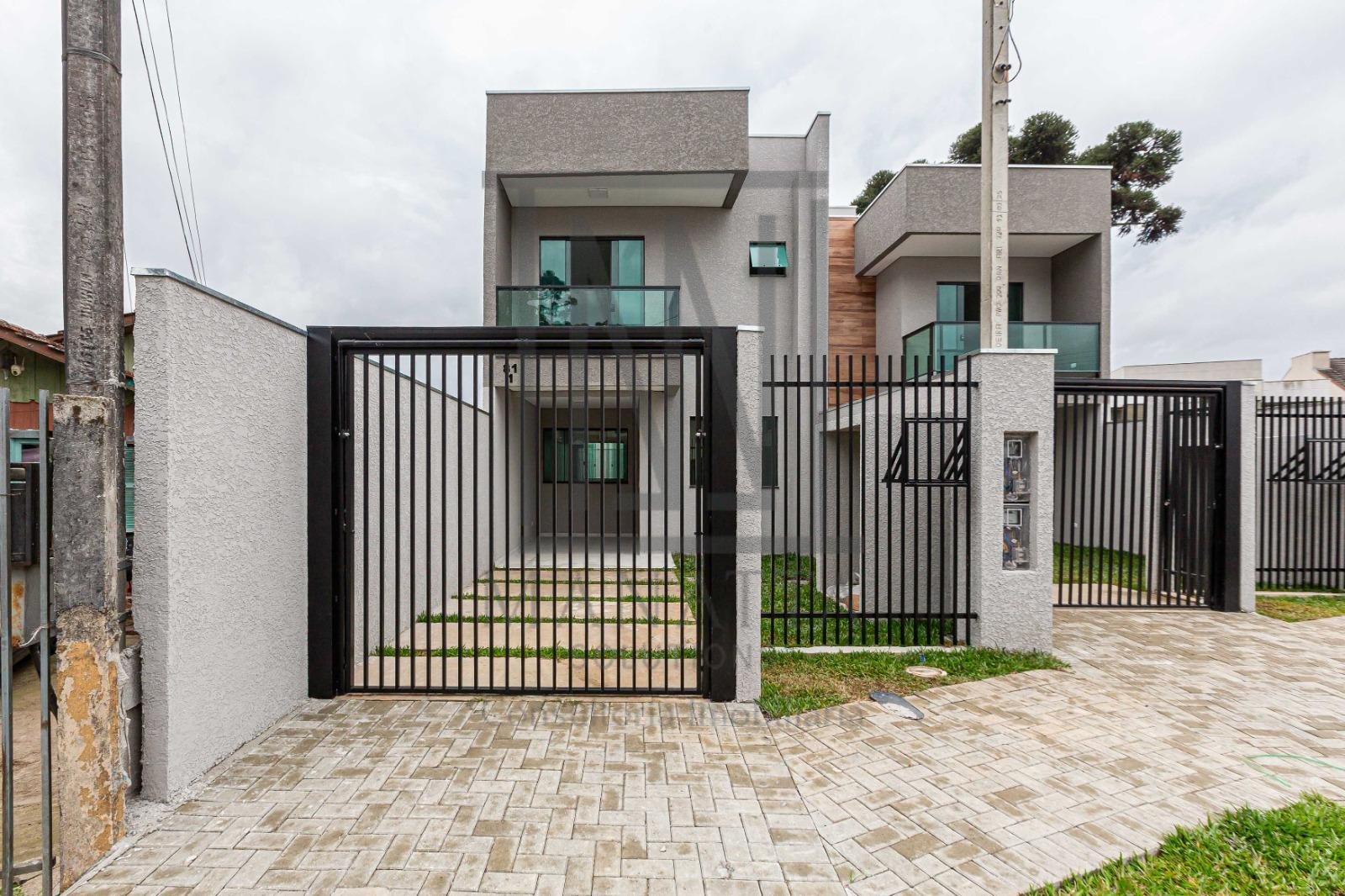 Sobrado Moderno com 2 Suítes, Sala Integrada e Terreno Exclusi...