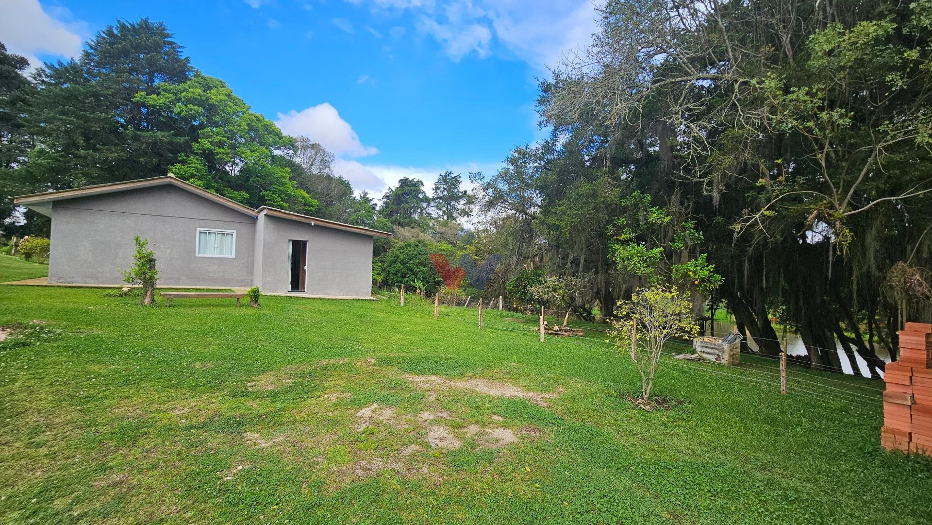 Chácara com 29.328,08m , com 2 casas, 4 tanques de peixes, em ...