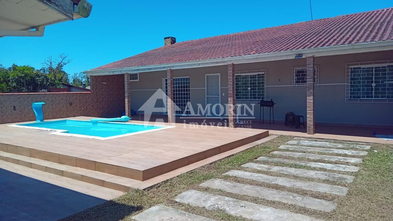 Duas casas no mesmo terreno com piscina e área gourmet, a 700m...