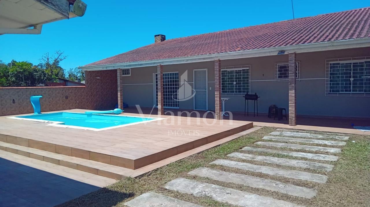 Duas casas no mesmo terreno com piscina e área gourmet, a 700m...