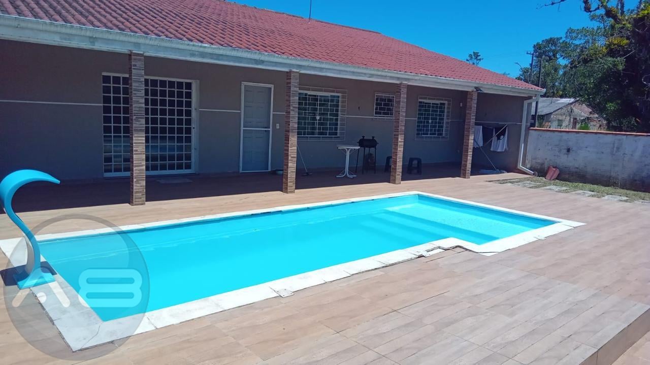 Duas casas no mesmo terreno com piscina e área gourmet, a 700m...