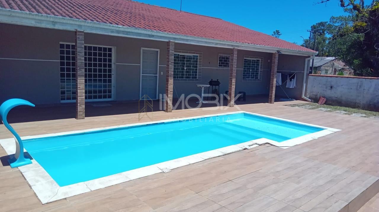 Duas casas no mesmo terreno com piscina e área gourmet, a 700m...