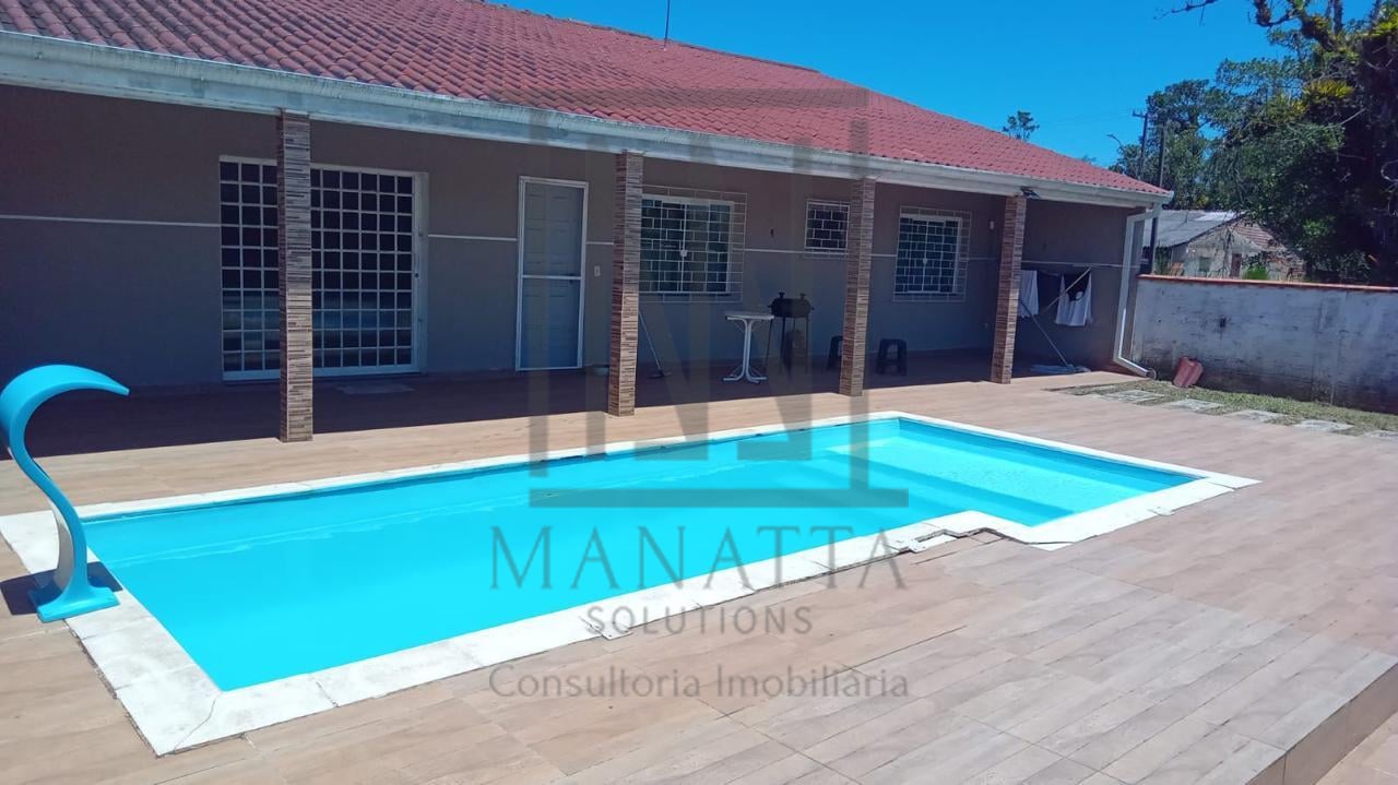 Duas casas no mesmo terreno com piscina e ?rea gourmet, a 700m...