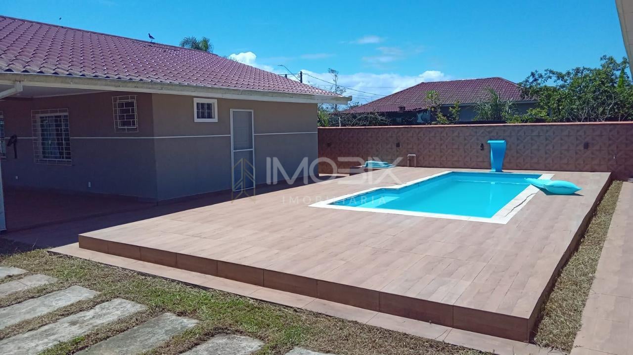 Duas casas no mesmo terreno com piscina e área gourmet, a 700m...