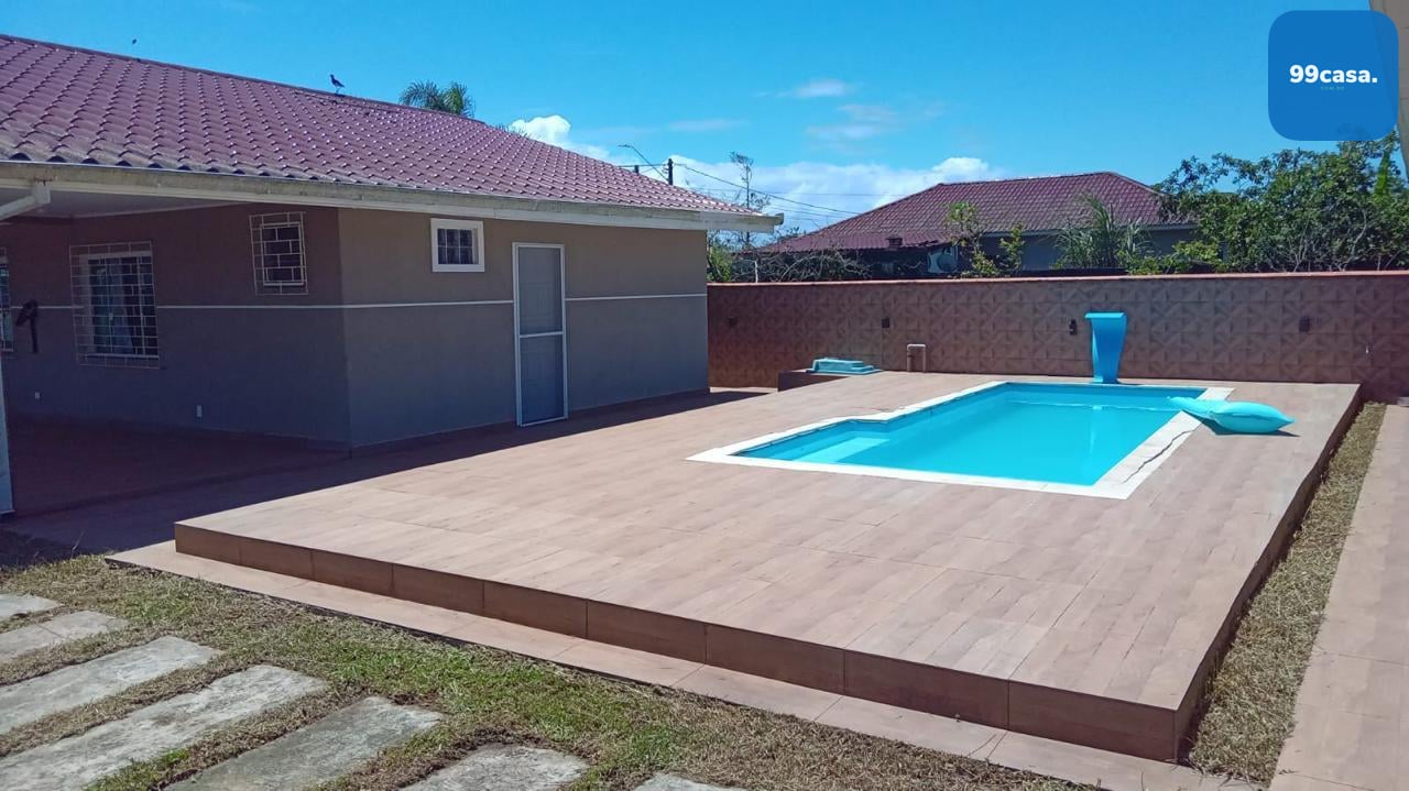 Duas casas no mesmo terreno com piscina e área gourmet, a 700m...