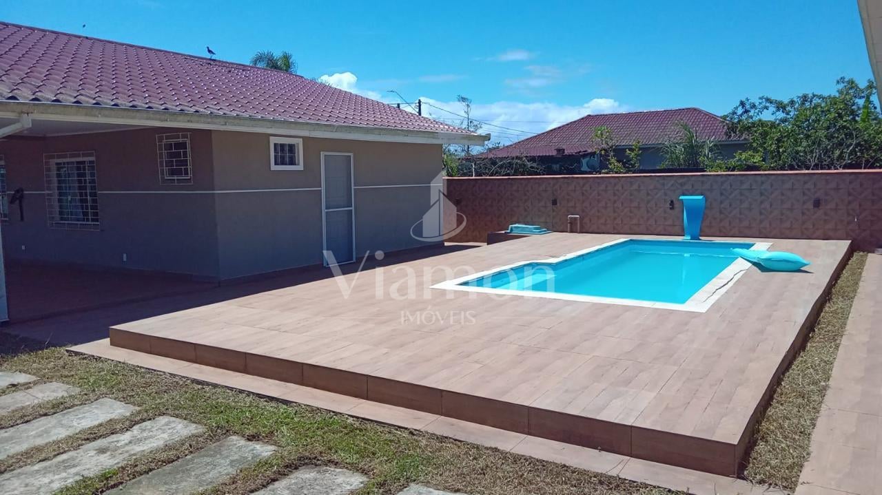 Duas casas no mesmo terreno com piscina e área gourmet, a 700m...