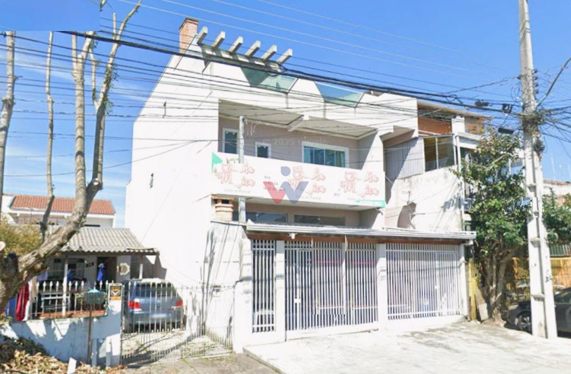 Sobrado Triplex Comercial com Renda, Suíte com Banheira e Área...