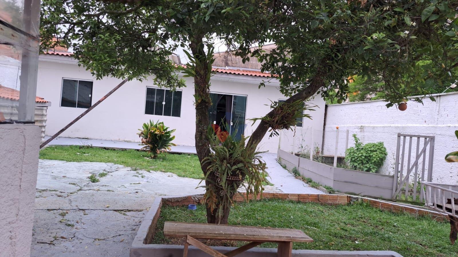 Sobrado com Quintal Amplo e Ed?cula no Guabirotuba  4 Quartos,...