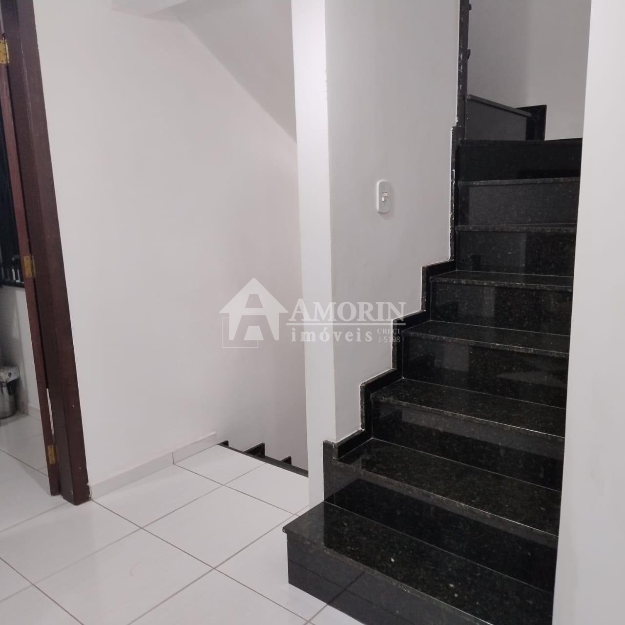 Sobrado Triplex no Capão Raso  3 Quartos, Ático Amplo, Mobilia...