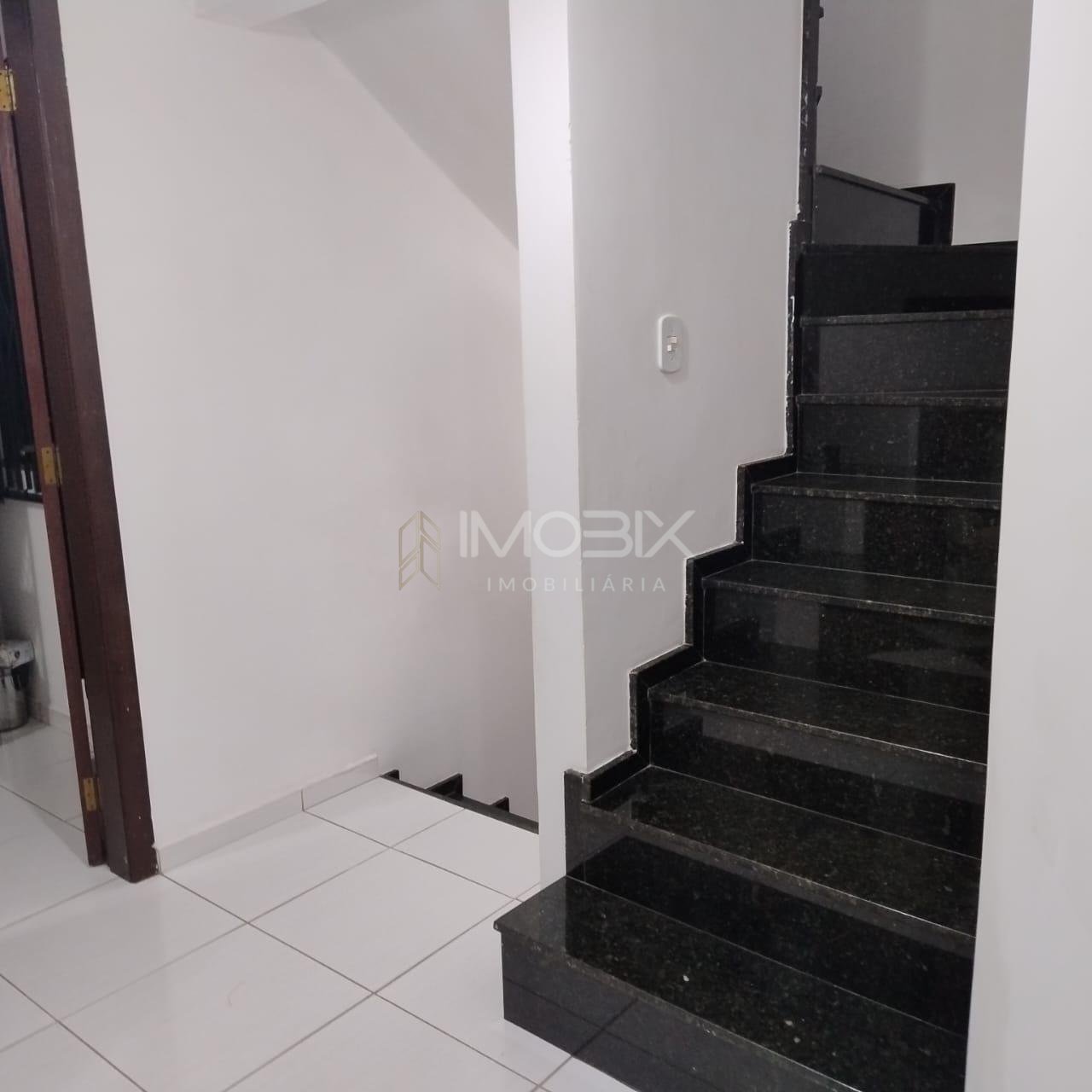 Sobrado Triplex no Capão Raso  3 Quartos, Ático Amplo, Mobilia...