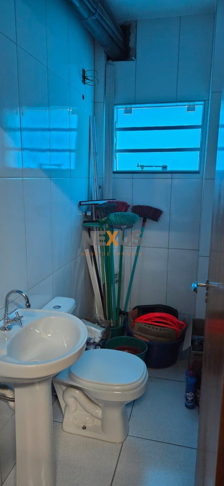 Barracão no CIC com 240 m , terreno de 480 m , pé-direito alto...