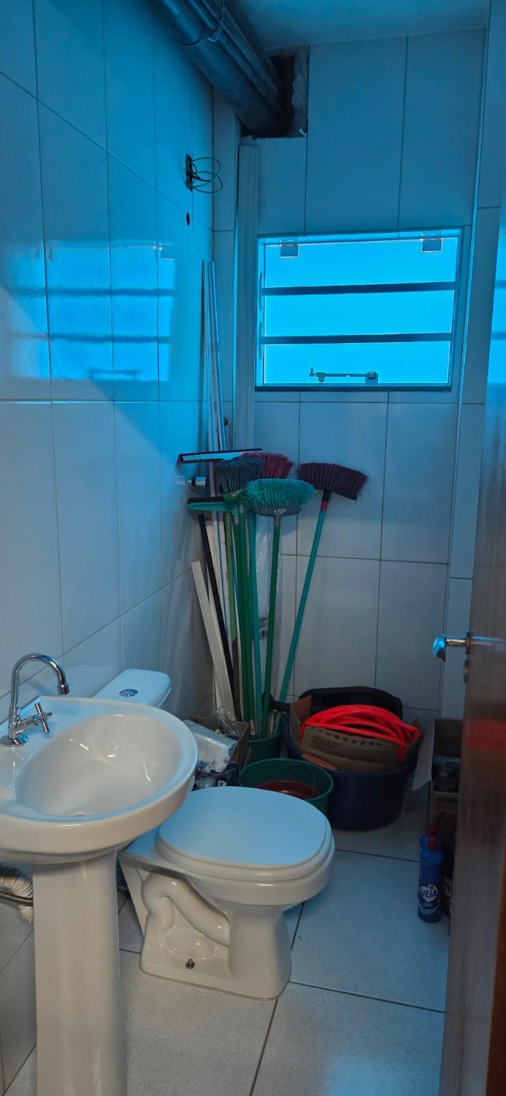 Barracão no CIC com 240 m , terreno de 480 m , pé-direito alto...