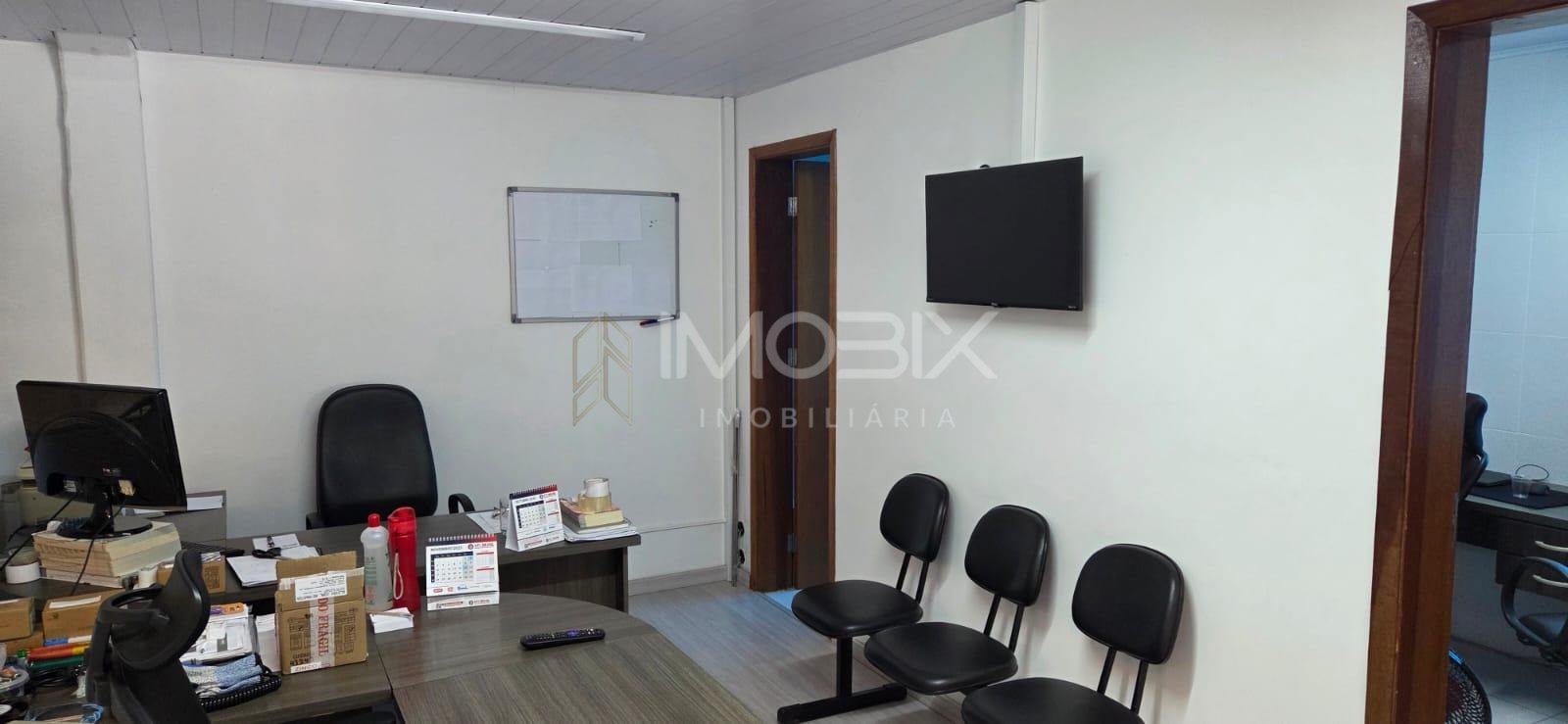 Barracão no CIC com 240 m , terreno de 480 m , pé-direito alto...