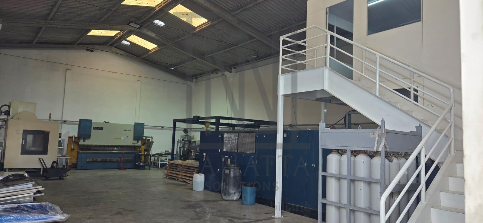 Barracão no CIC com 240 m , terreno de 480 m , pé-direito alto...