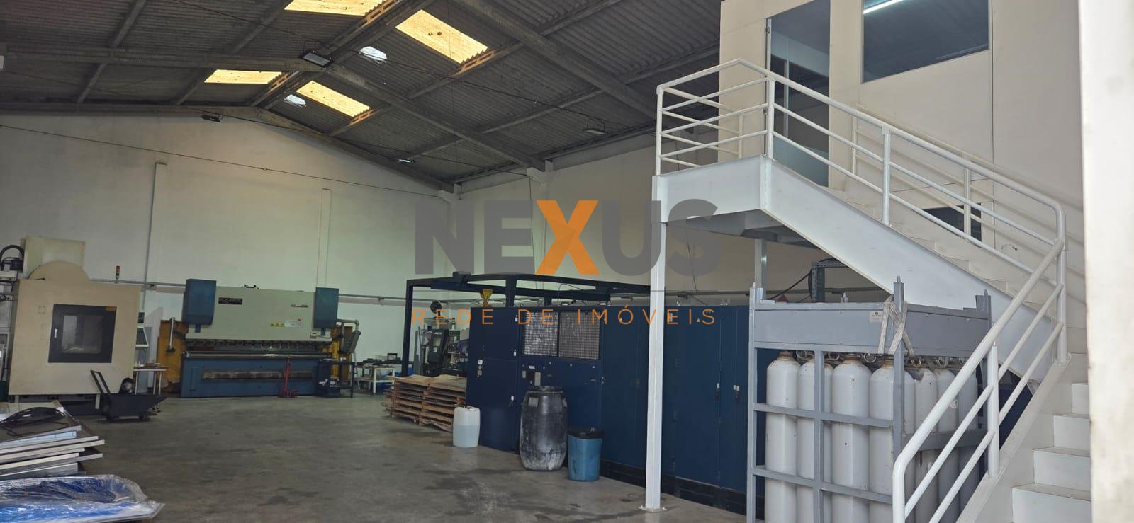 Barracão no CIC com 240 m , terreno de 480 m , pé-direito alto...