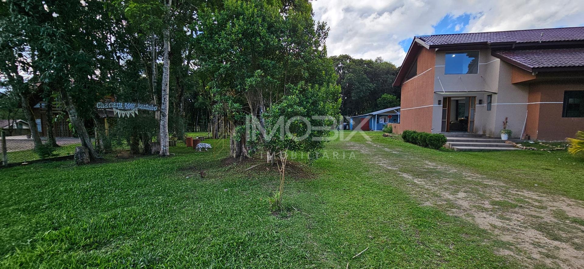 Excelente chácara em condomínio, plana, 03 suítes e piscina. S...