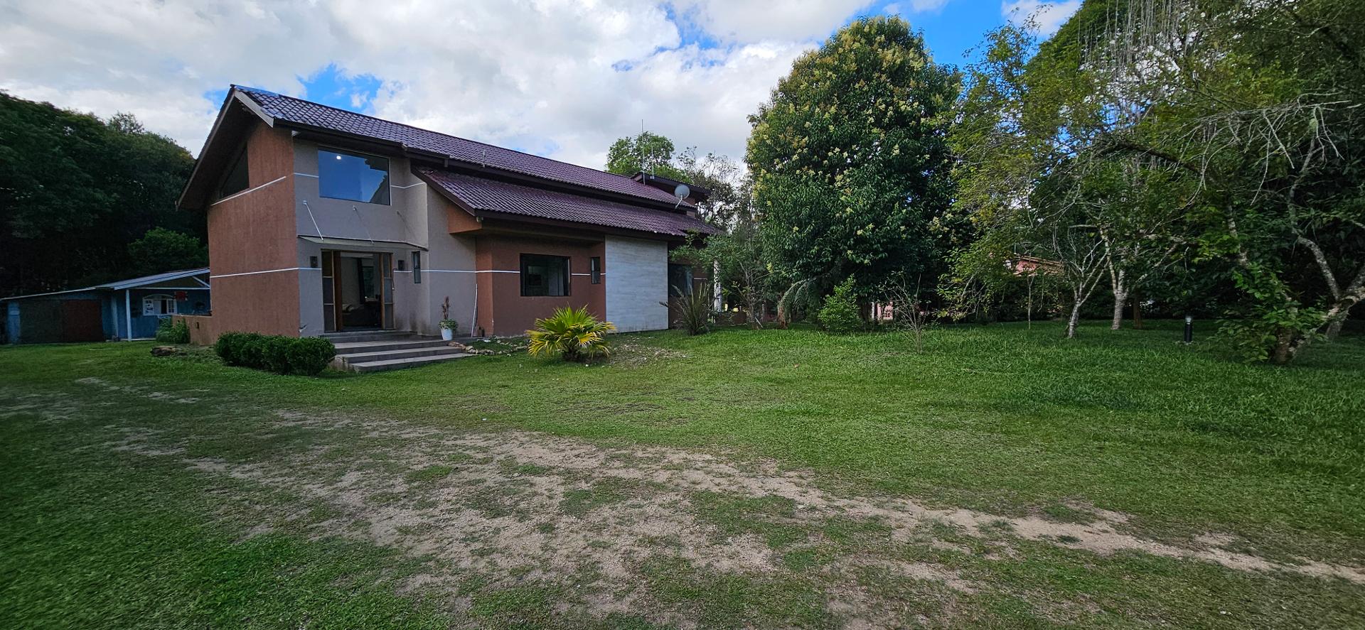 Excelente chácara em condomínio, plana, 03 suítes e piscina. S...