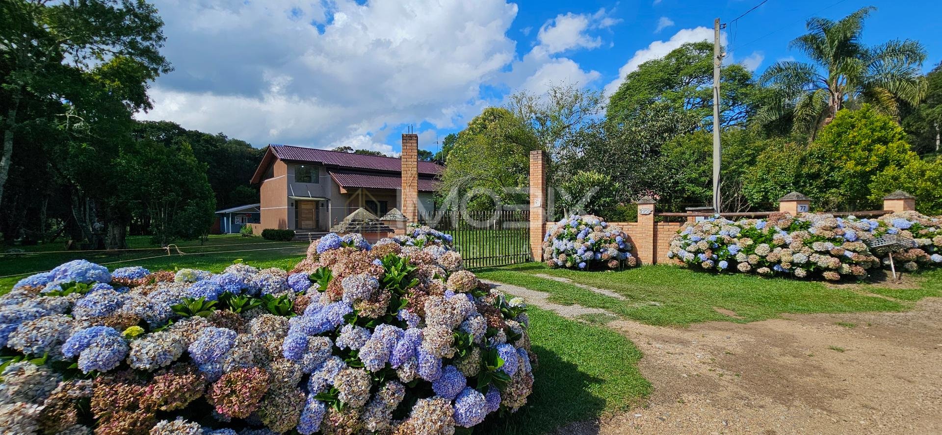 Excelente chácara em condomínio, plana, 03 suítes e piscina. S...