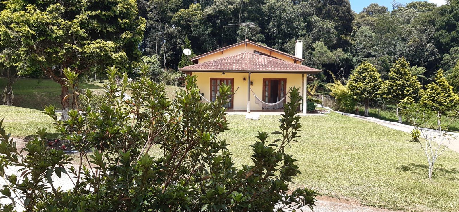 Chácara em condomínio com casa charmosa, estilo europeu com 10...