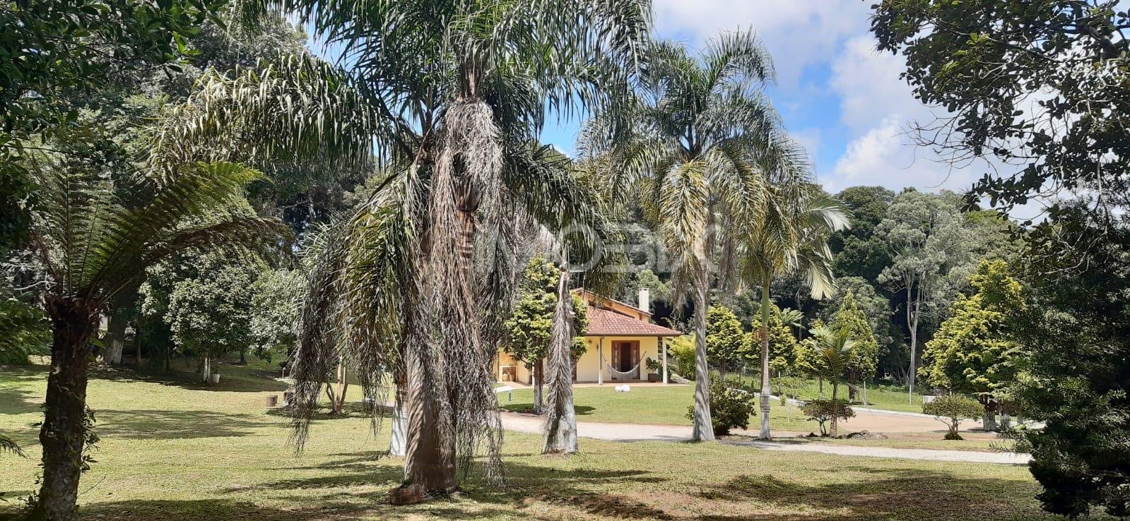 Chácara em condomínio com casa charmosa, estilo europeu com 10...