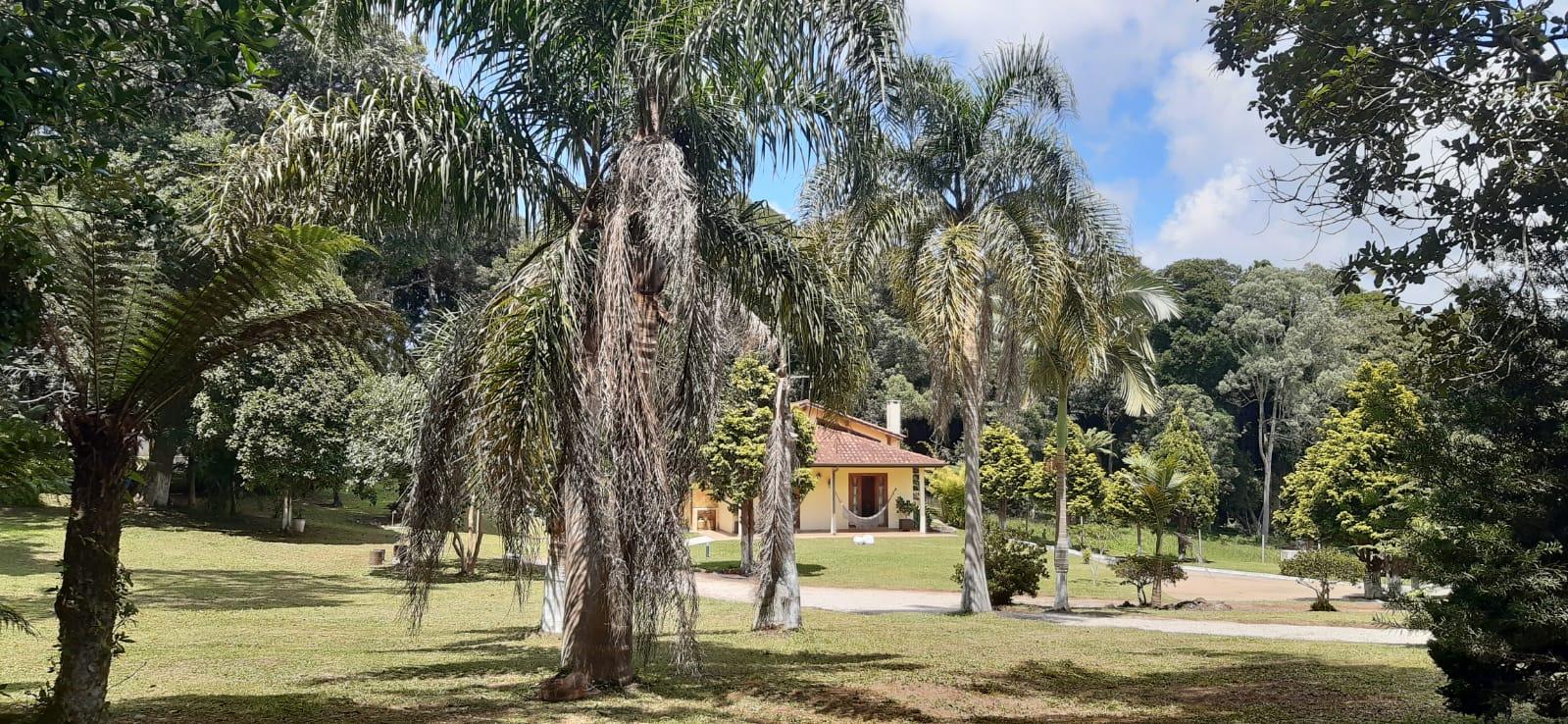 Chácara em condomínio com casa charmosa, estilo europeu com 10...