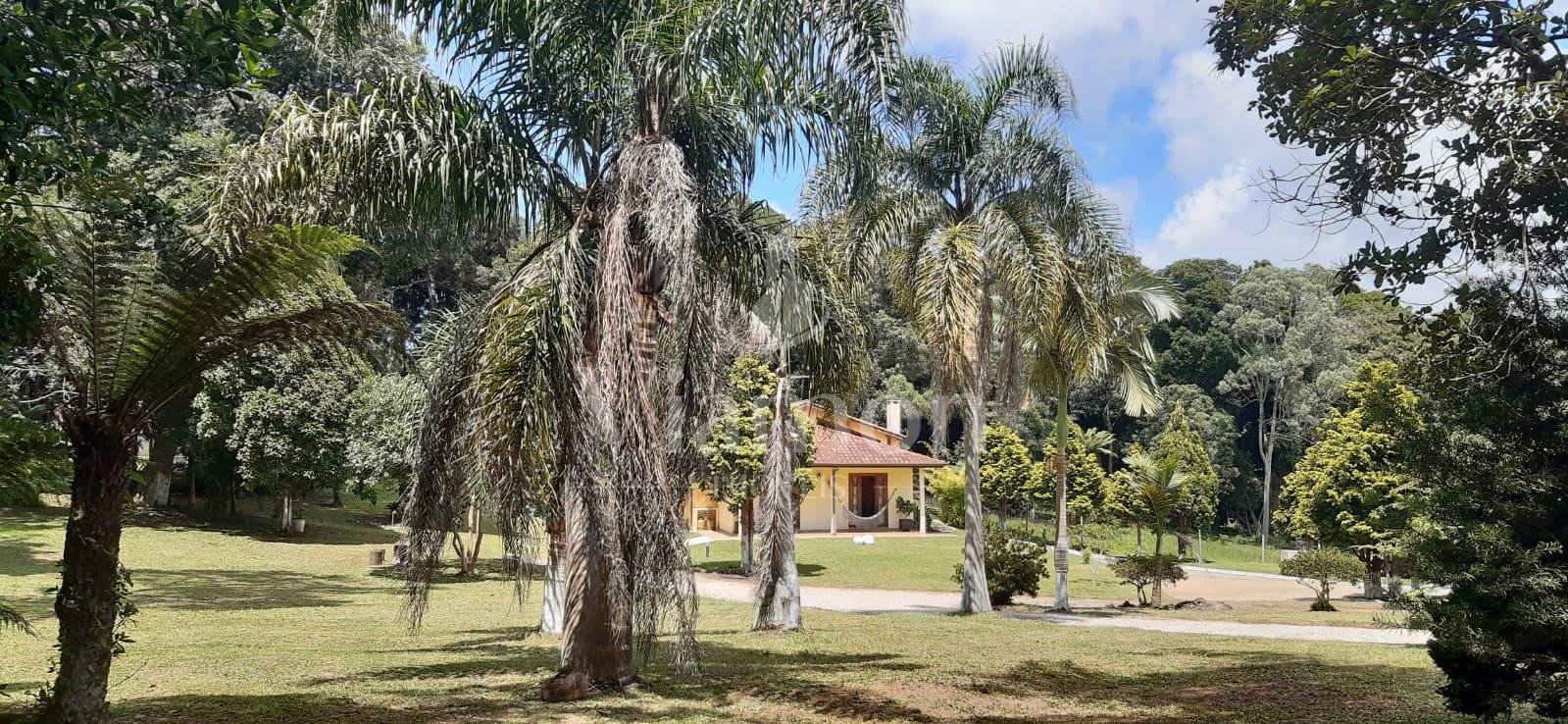 Chácara em condomínio com casa charmosa, estilo europeu com 10...