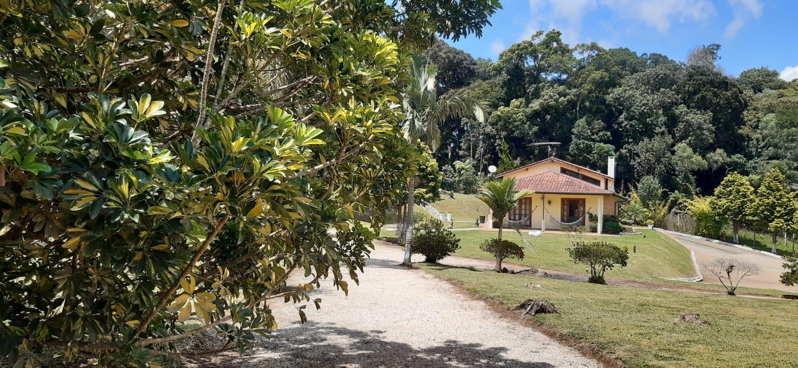 Chácara em condomínio com casa charmosa, estilo europeu com 10...