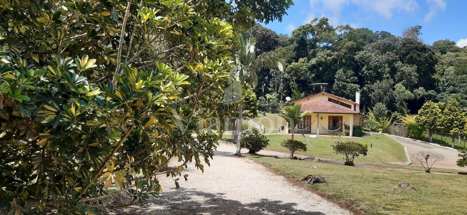 Chácara em condomínio com casa charmosa, estilo europeu com 10...