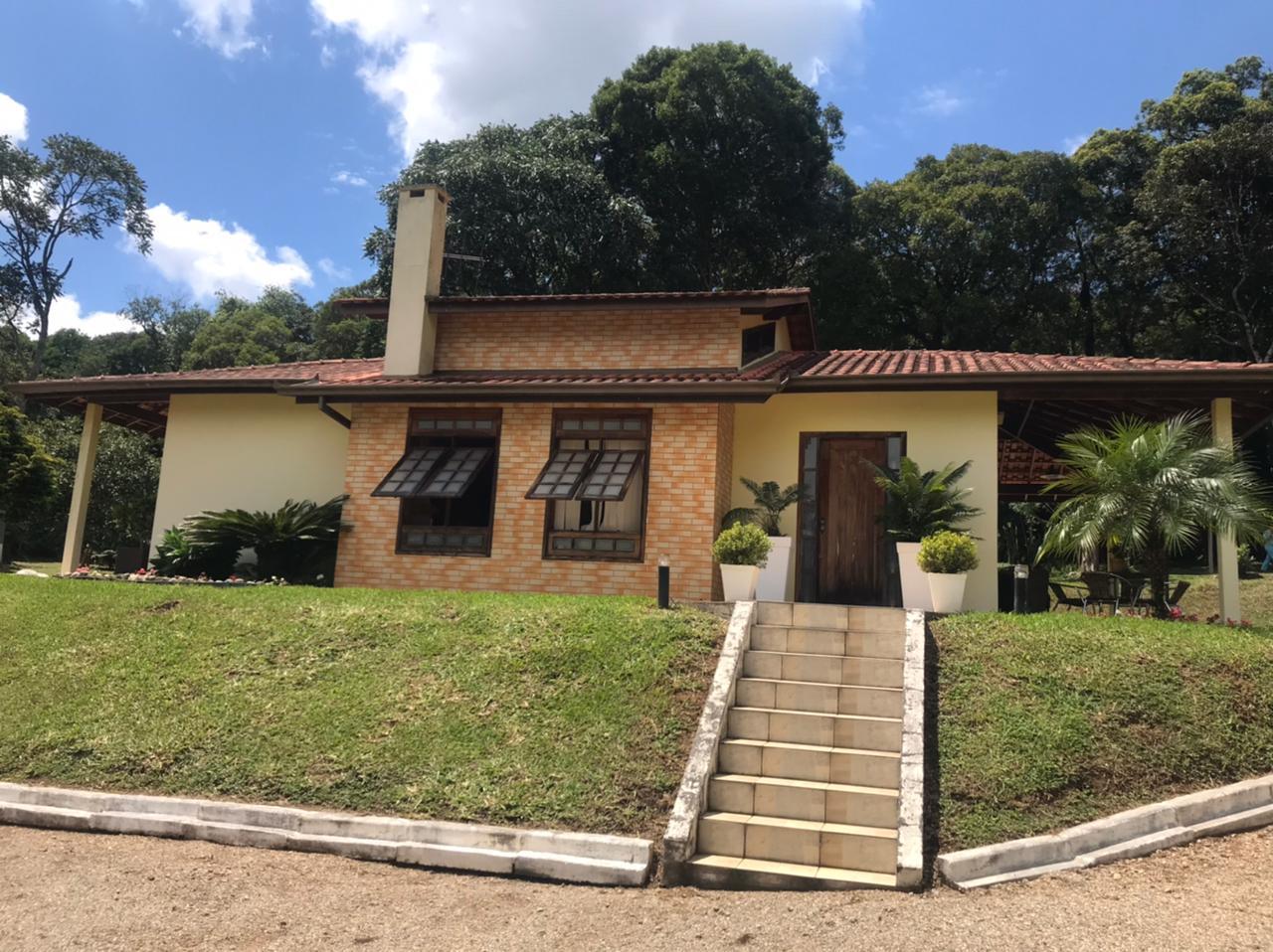 Chácara em condomínio com casa charmosa, estilo europeu com 10...